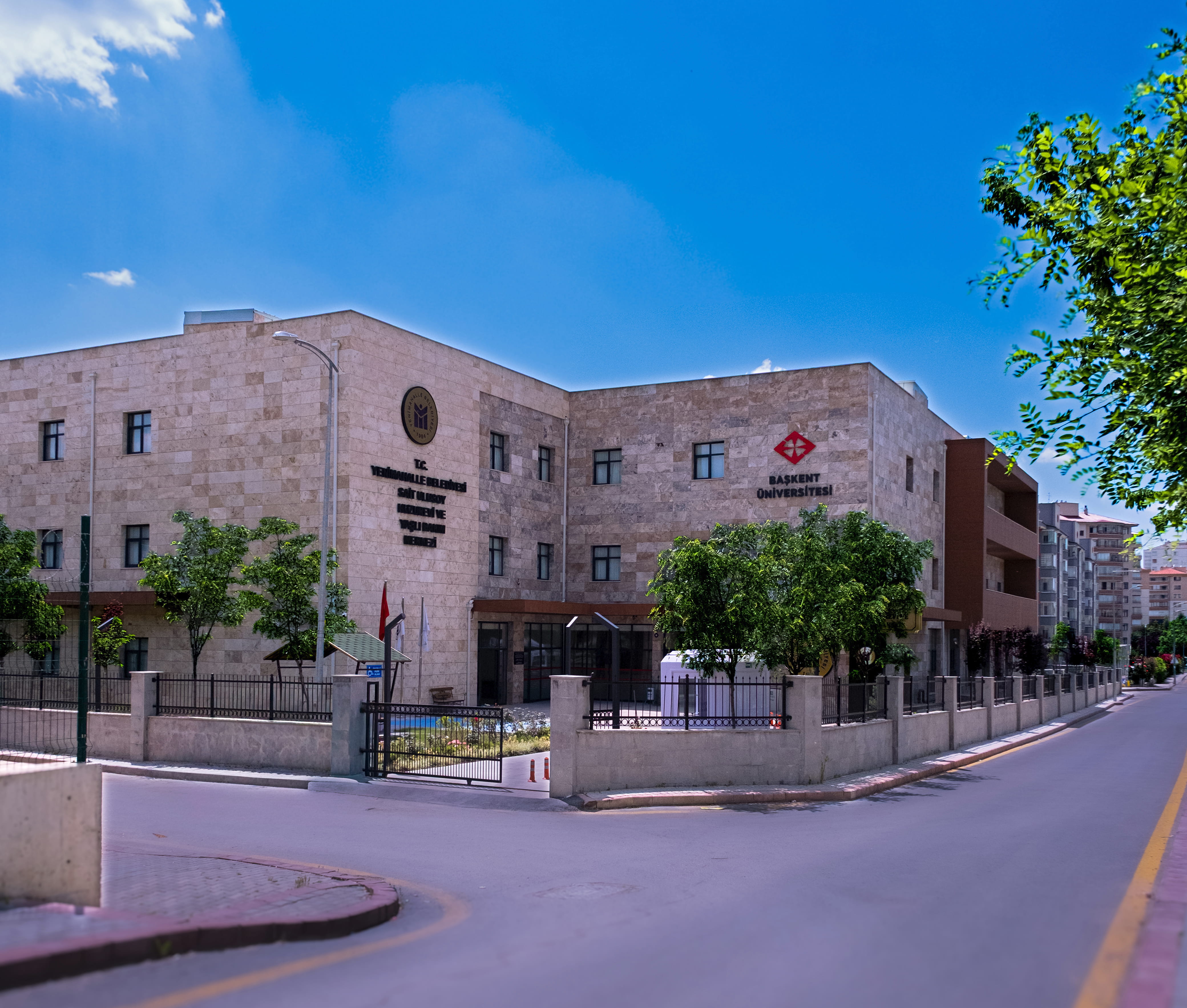 Başkent Üniversitesi Yenimahalle Belediyesi Sait Ulusoy Huzurevi ve Yaşlı Bakım Merkezi dış cephe ve bahçe
