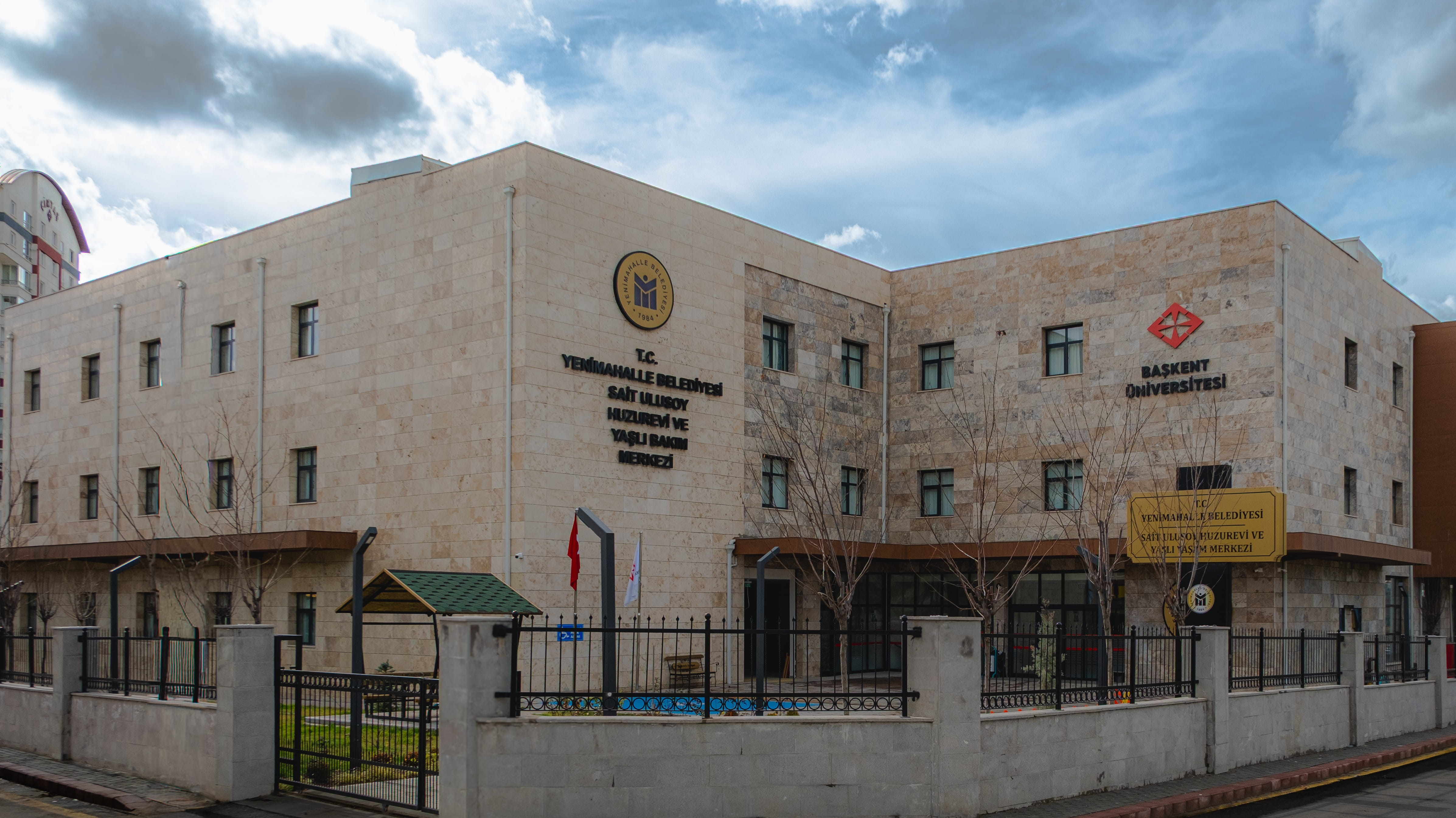 Başkent Üniversitesi Yenimahalle Belediyesi Sait Ulusoy Huzurevi ve Yaşlı Bakım Merkezi dış cephe ve bahçe